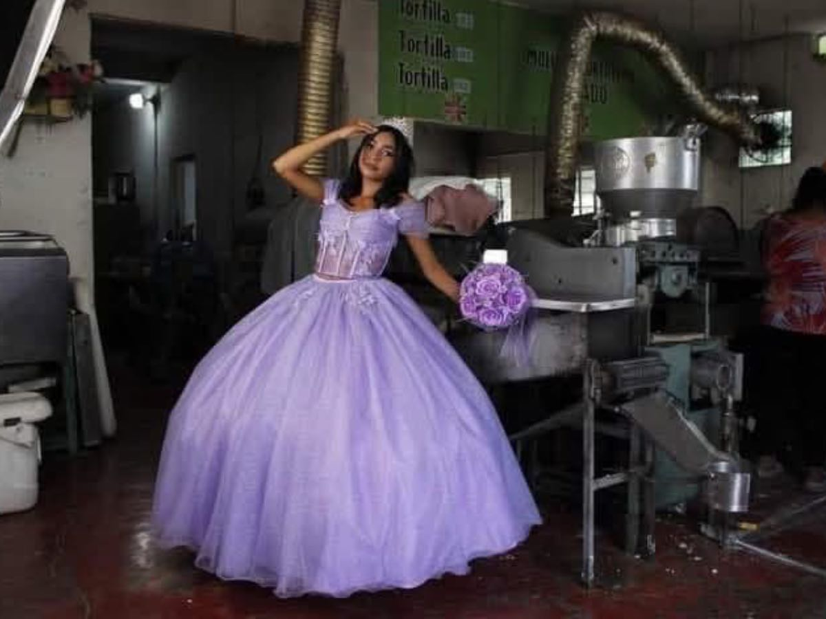 Quinceañera se vuelve viral al elegir la tortillería de su familia para su sesión de XV años
