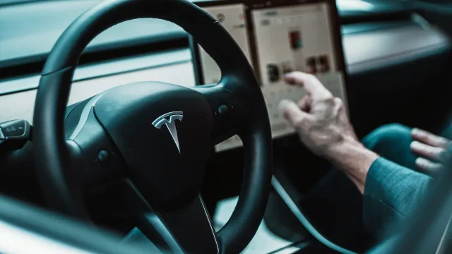 Trump se alinea con Tesla para intentar eliminar norma de notificación de accidentes por conducción autónoma