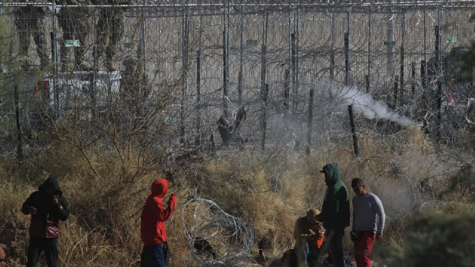 Agentes de la Guardia Nacional de Texas disparan bolas de pimienta contra migrantes en la frontera con México