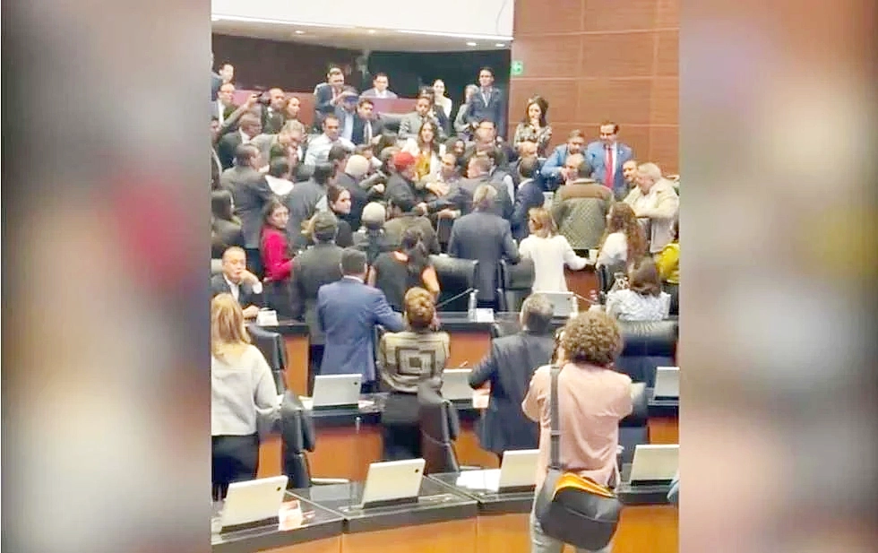 Enfrentamiento entre senadores marcó la discusión de cambios al reglamento interno