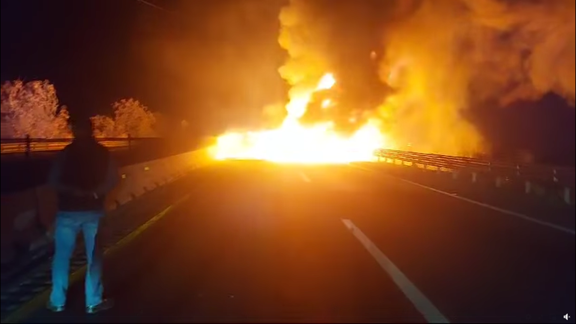 Se incendia caja de tráiler en Los Chorros