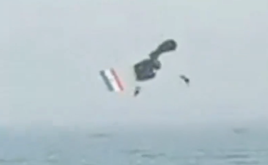 (VIDEO) Dos oficiales de la Armada India se salvan por poco tras incidente con paracaídas en Visakhapatnam