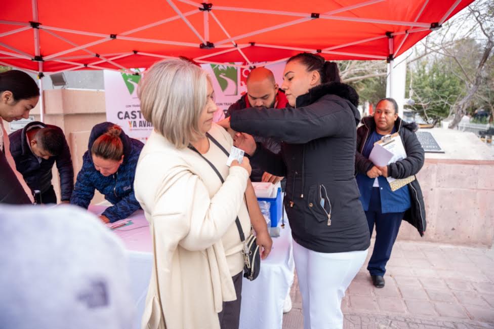 Vacunan a castañenses contra influenza y Covid