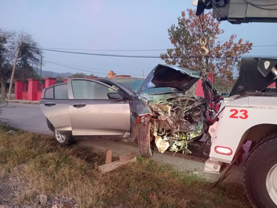 Choca ebria conductora y abandona el vehículo