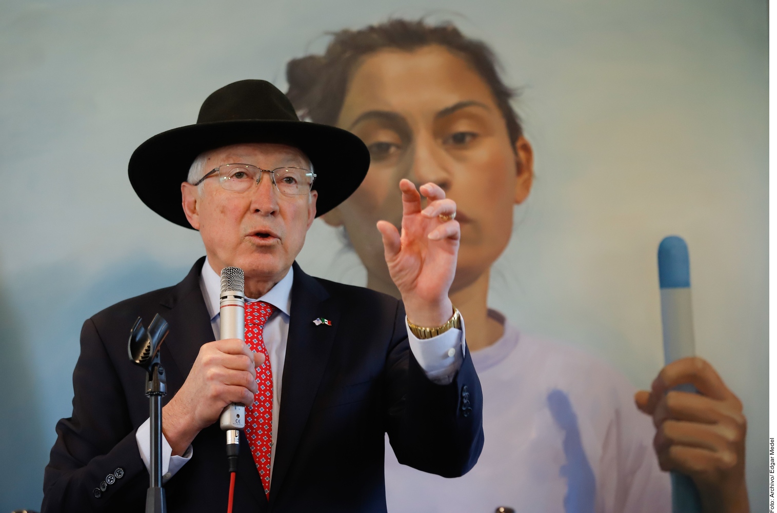 Deja Ken Salazar cuenta oficial