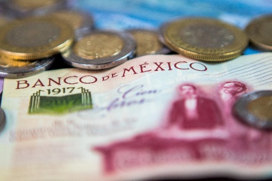 El peso liga cuatro semanas de pérdidas ante el dólar