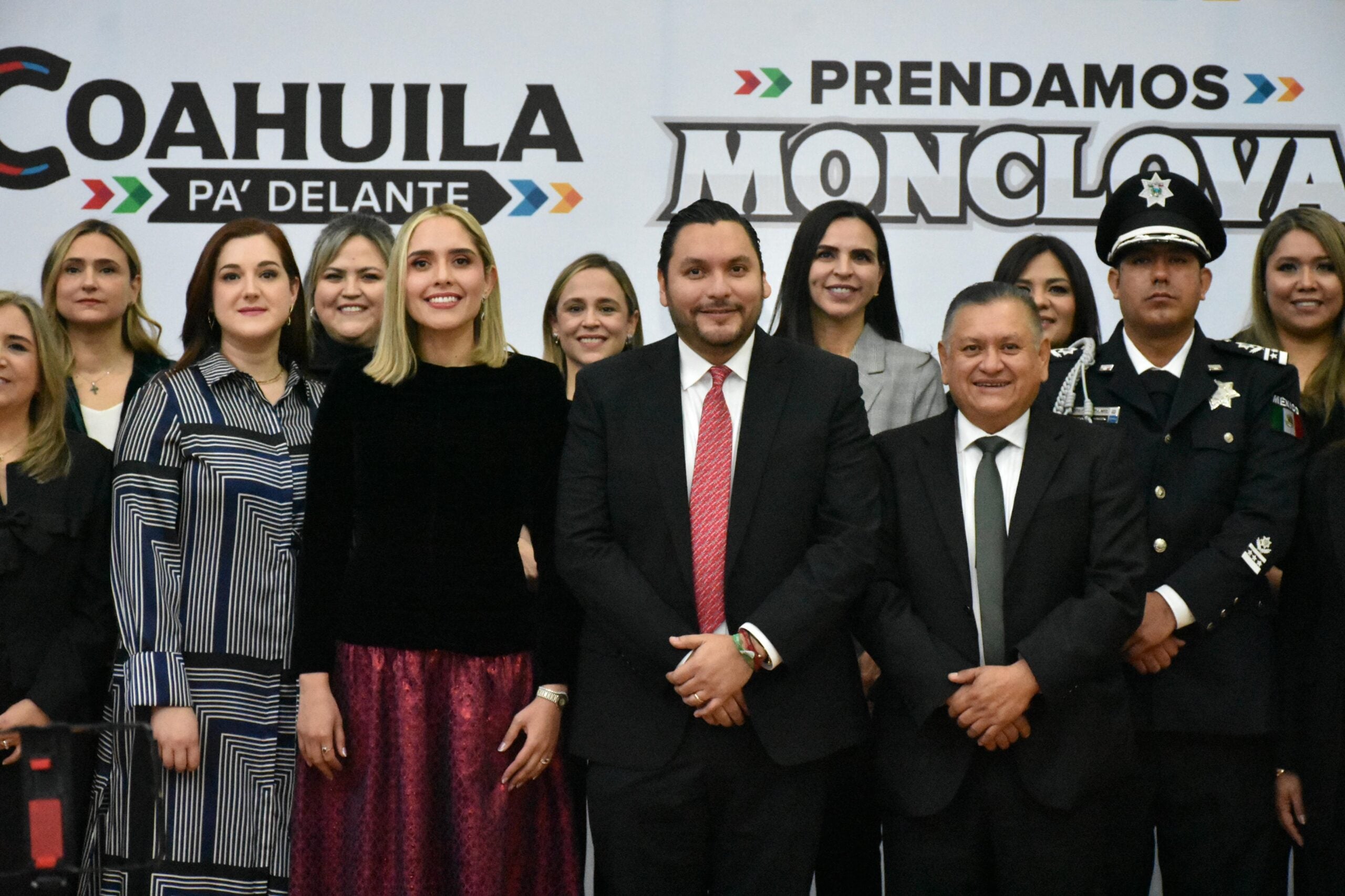 Presenta Villarreal a su equipo de trabajo