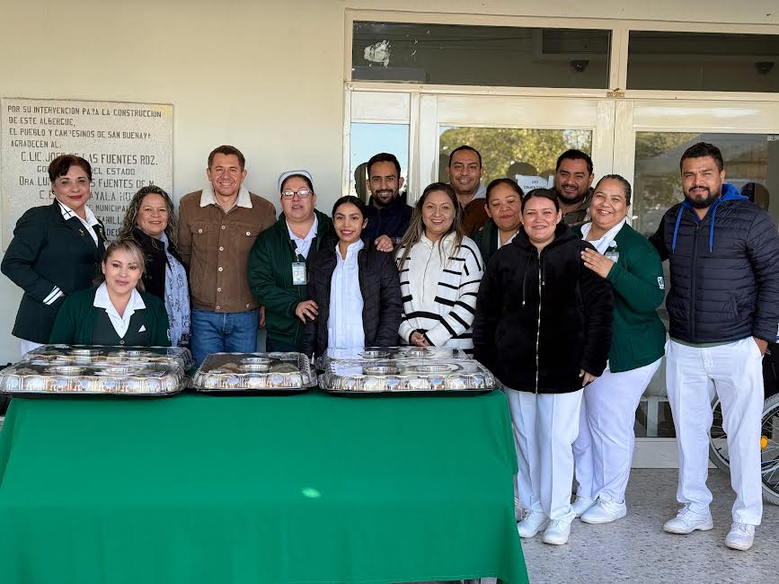 Visita Hugo hospitales lleva roscas de Reyes