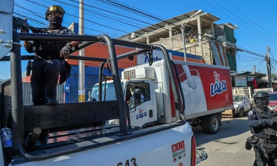 Empresas reanudan reparto de productos en Acapulco; son resguardados por militares
