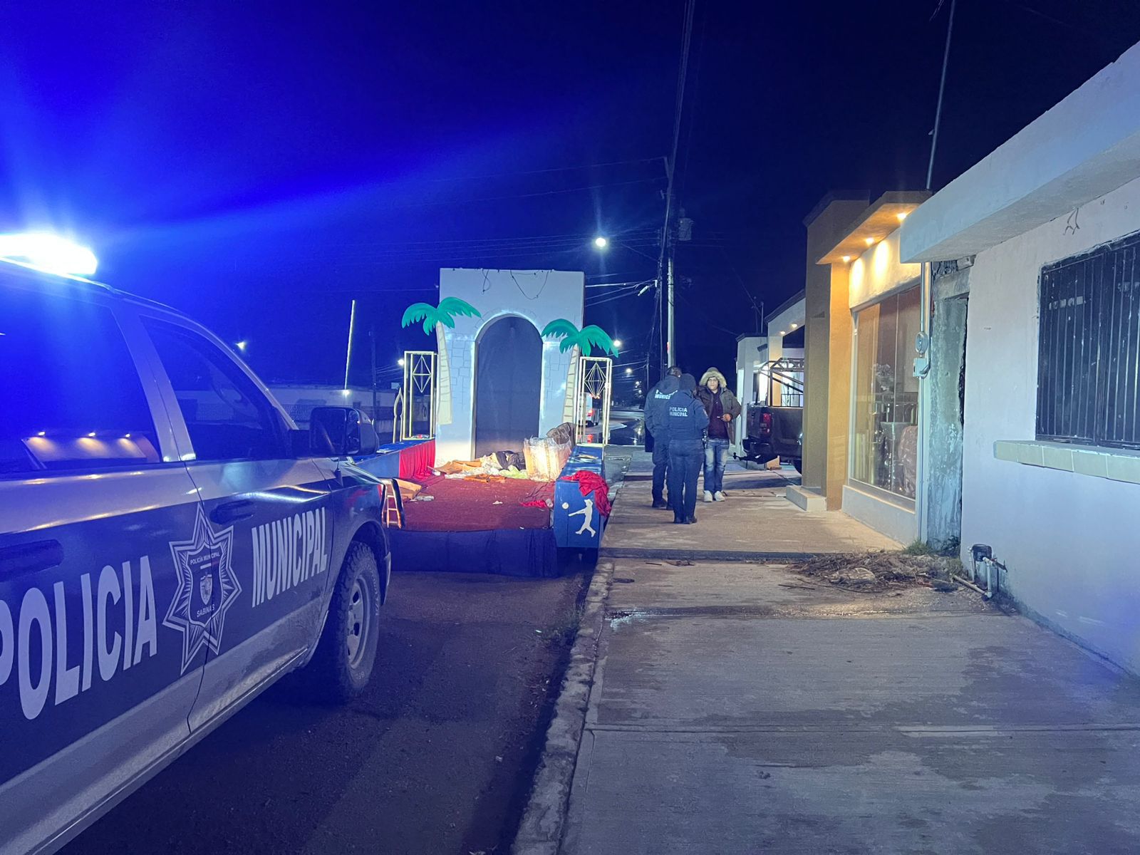 Resguardan autoridades comercio en madrugada