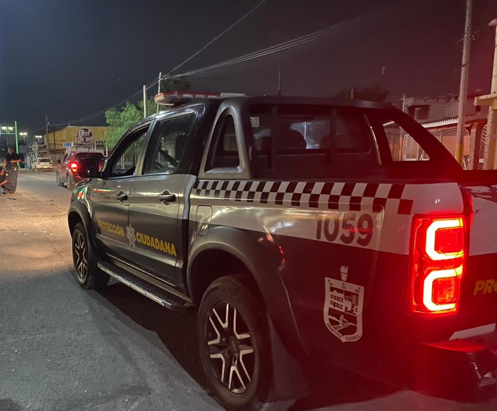 Auxilia PC a hombre semidesnudo en el frío