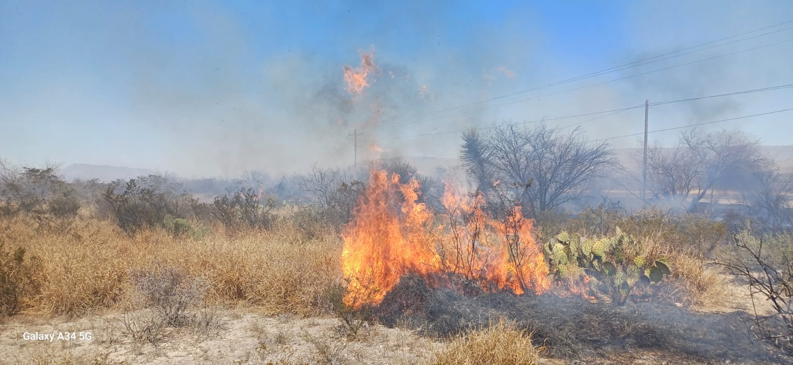 Arde pastizal seco en la carretera 57