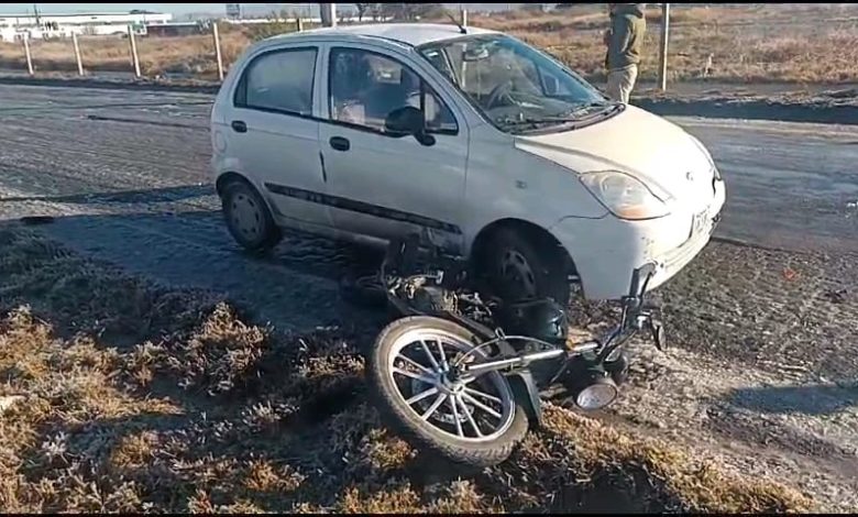 Derrapa motociclista y lo arrolla un vehículo
