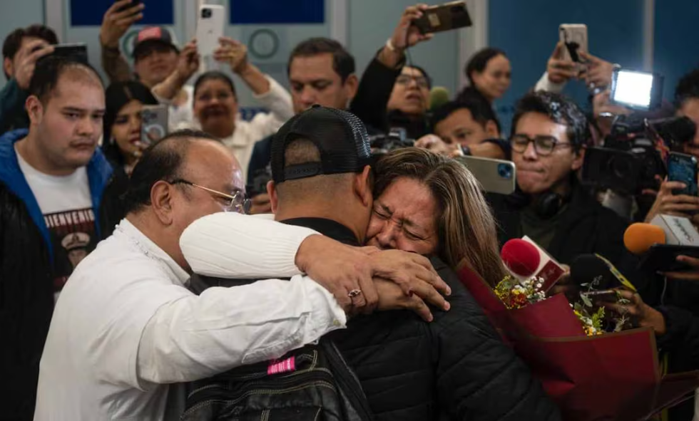 Marino mexicano secuestrado por hutíes abraza a familia en Veracruz