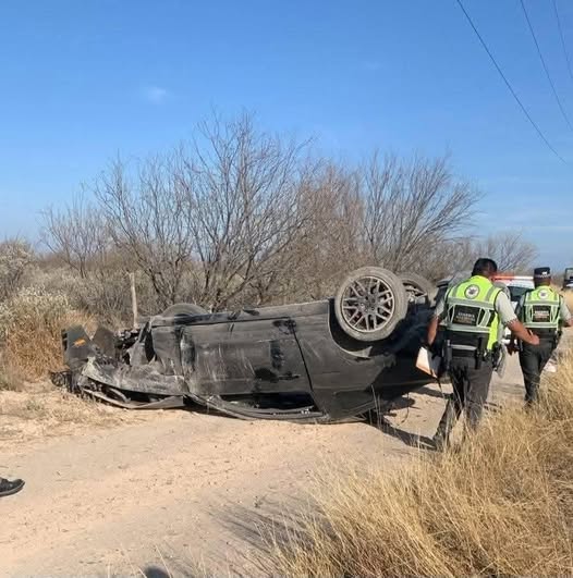Muere conductor en fatal volcadura
