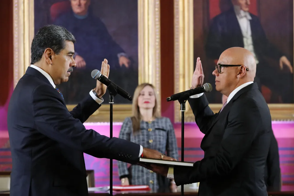 En medio de conflicto‘ juramenta’ Maduro