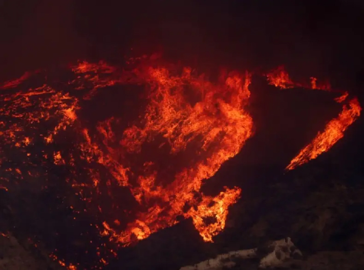 Nuevo incendio en Los Ángeles provoca miles de órdenes de evacuación