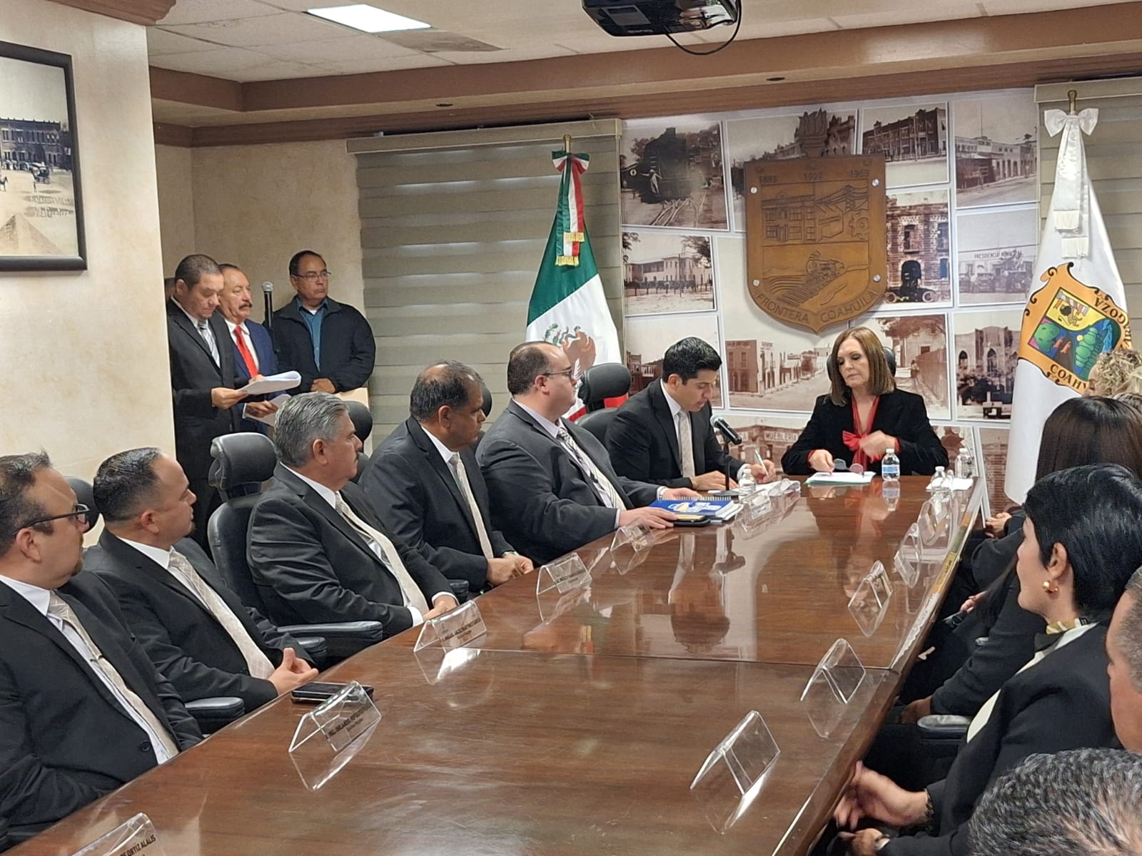 Presenta Sari cuerpo de ediles y directores