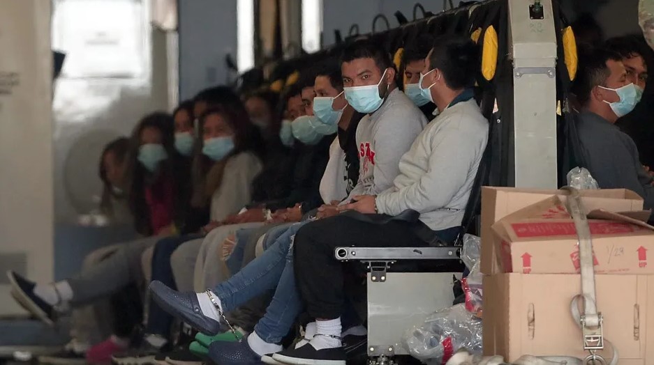 México prohíbe volar sobre su territorio a avión de EU; transportaba deportados a Guatemala