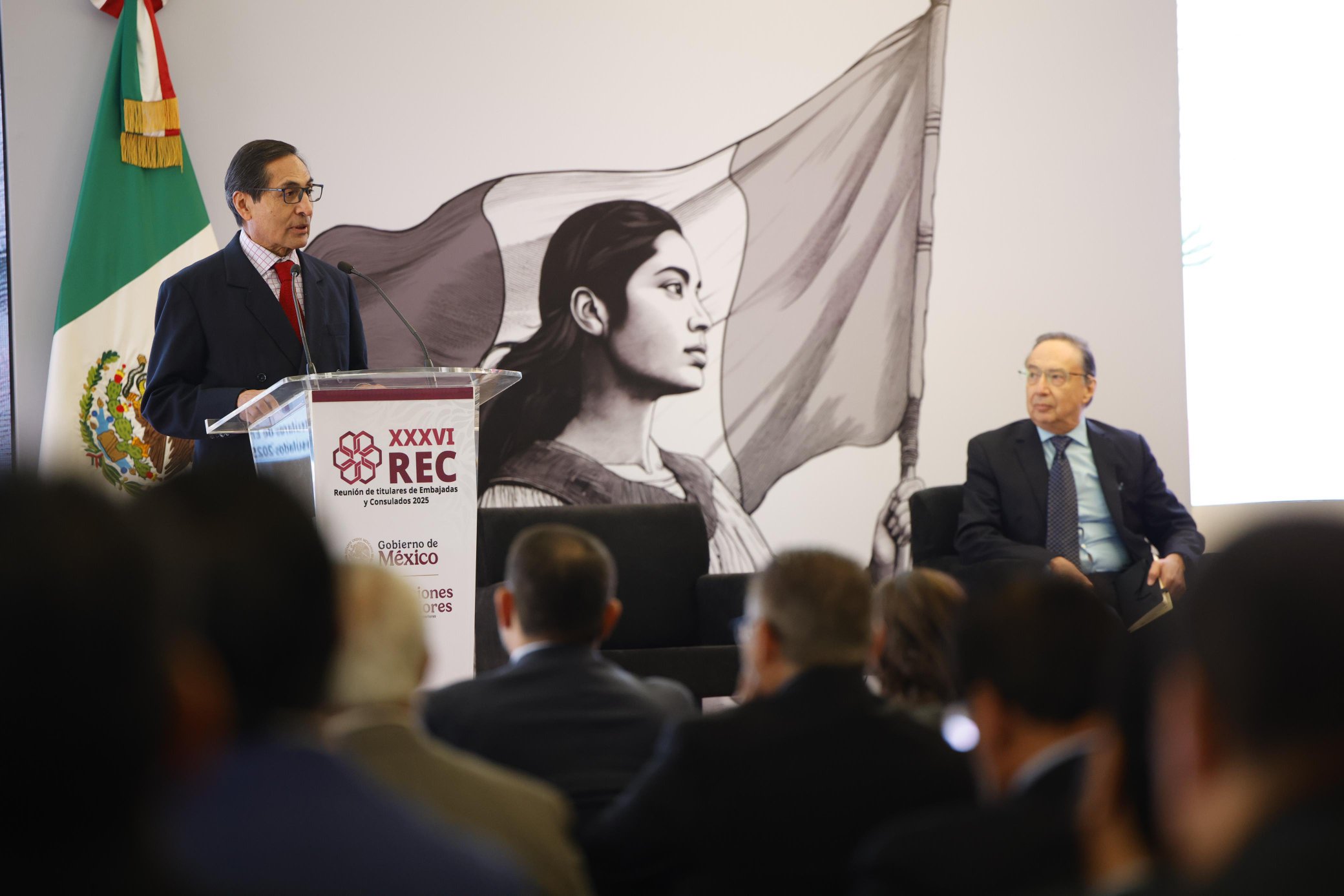 Ramírez de la O instruye a embajadores y cónsules en ‘economía moral’