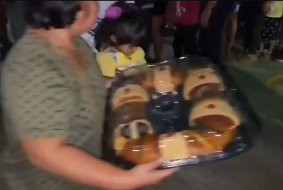 Regalan en nombre del CJNG roscas de Reyes en Tabasco