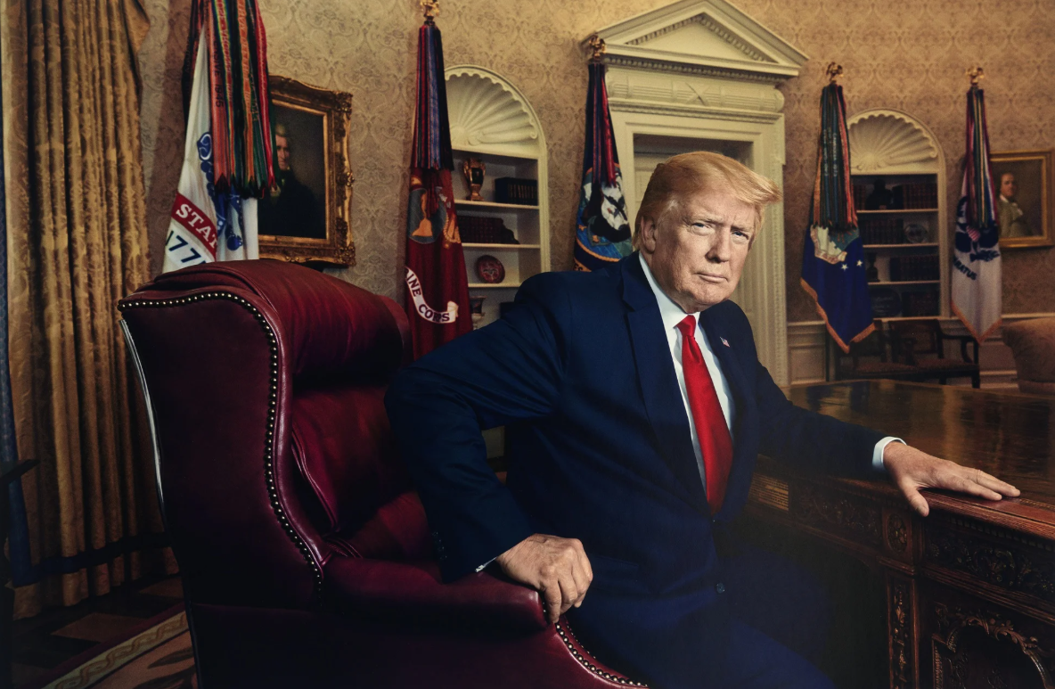 Retrato de Trump regresa a galería de presidentes; mandatario rompe luto nacional