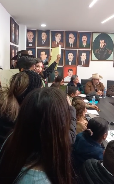 Irrumpe Tania en junta de cabildo…y lleva acarreados