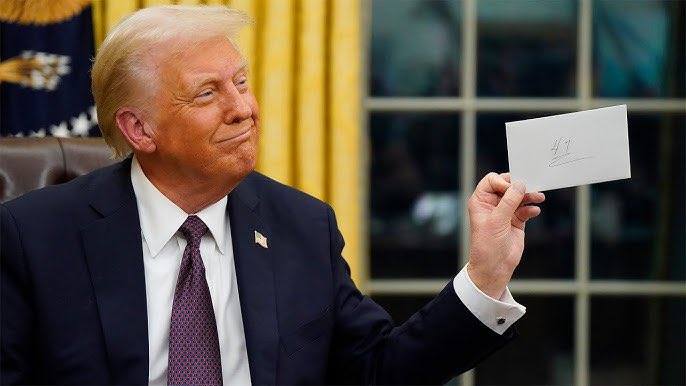 Trump muestra carta de bienvenida que le dejó Biden: «que Dios te bendiga y te guíe»