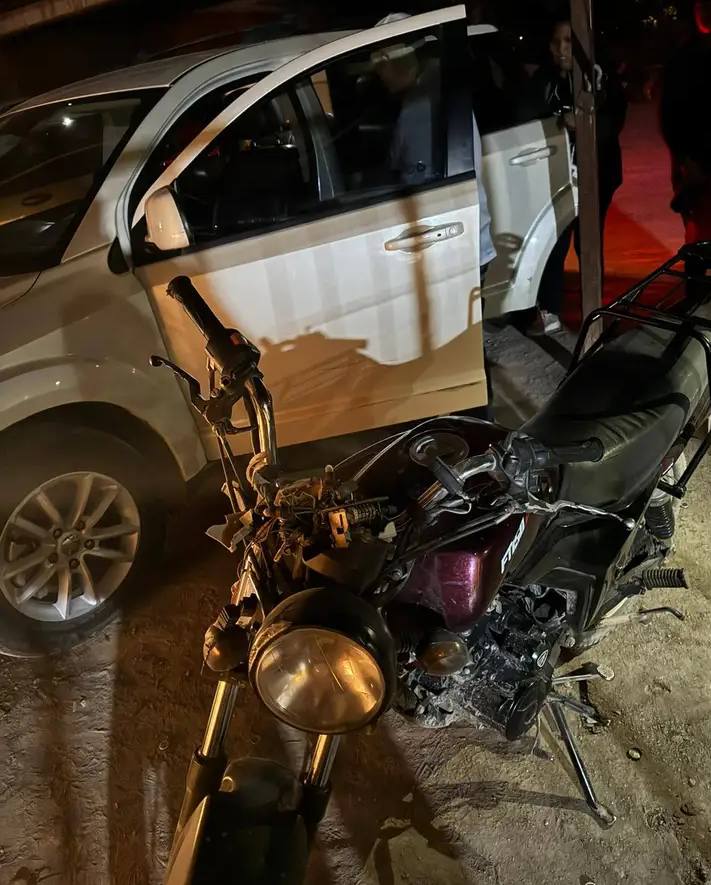 Conductor escapa tras arrollar a motociclista