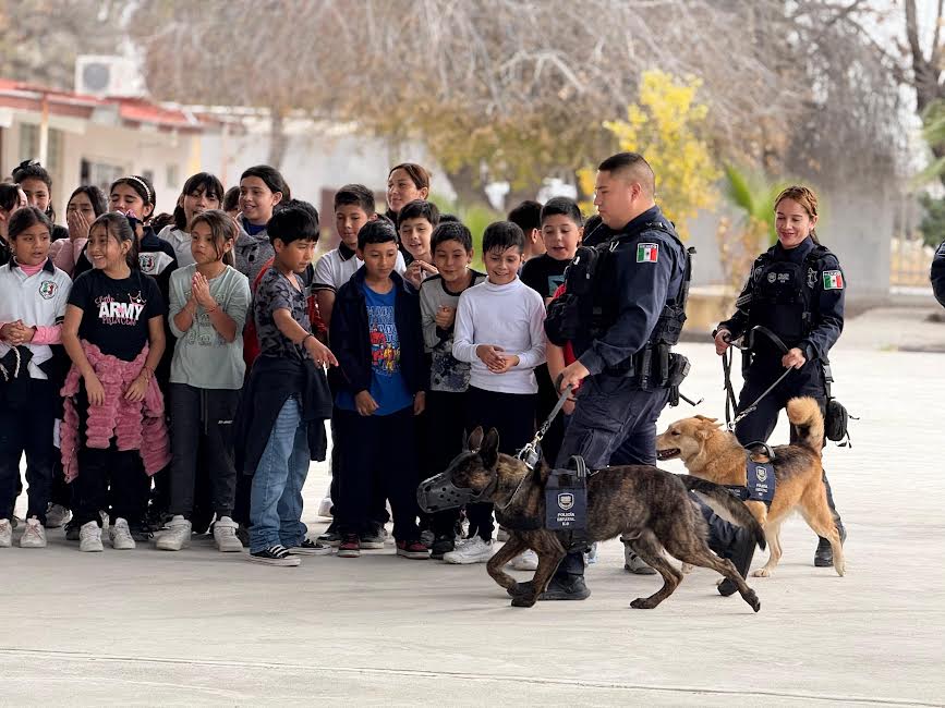 Exhiben ante estudiantes labor de Unidad Canina