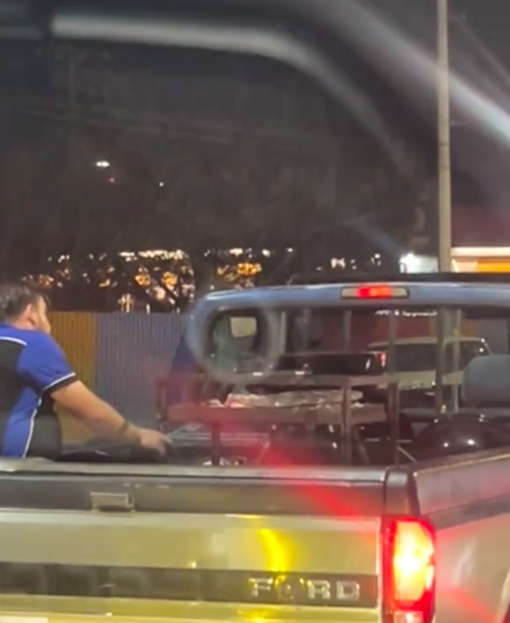 VIDEO. Prepara carnita asada en la caja de una camioneta en Saltillo
