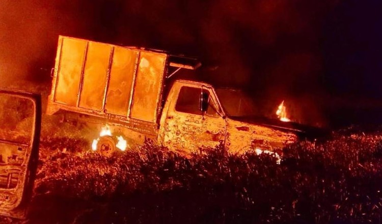 Explotan 3 camionetas cargadas con combustible en Hidalgo