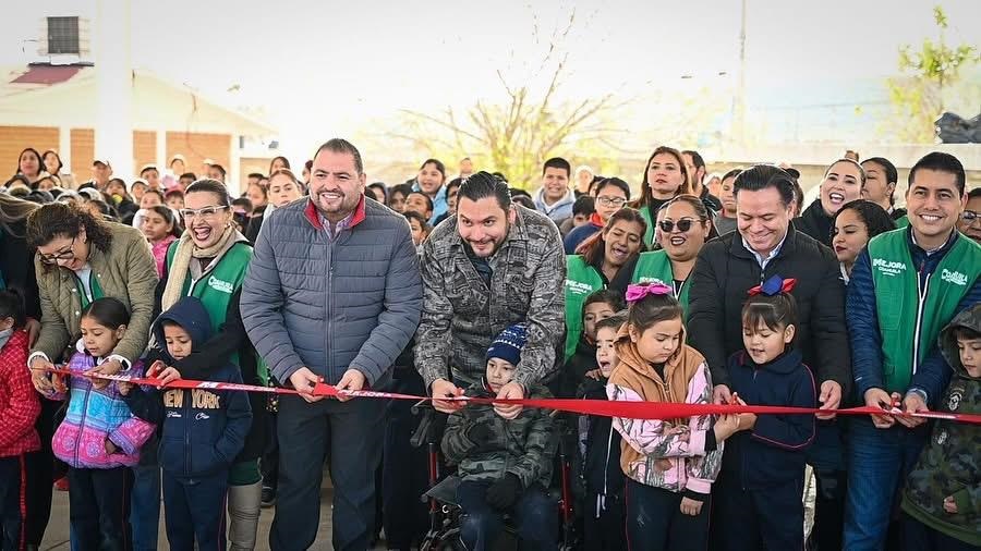 Entrega Carlos techumbre y plaza cívica en primaria