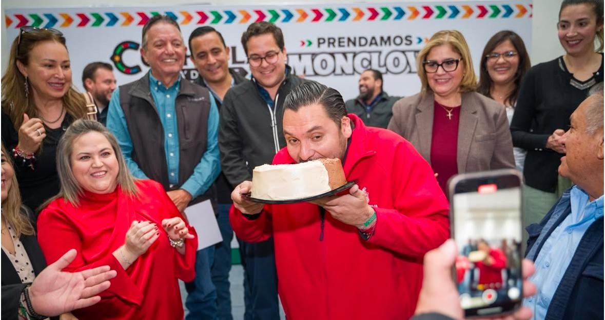 Celebra cumpleaños Carlos trabajando