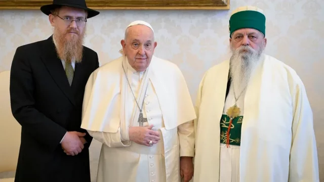 El papa Francisco sufre una caída sin fracturas y le inmovilizan el brazo por precaución