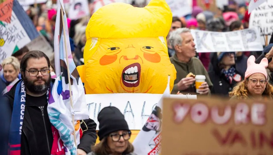Miles de personas se manifiestan contra Trump en Washington días antes de ceremonia de investidura