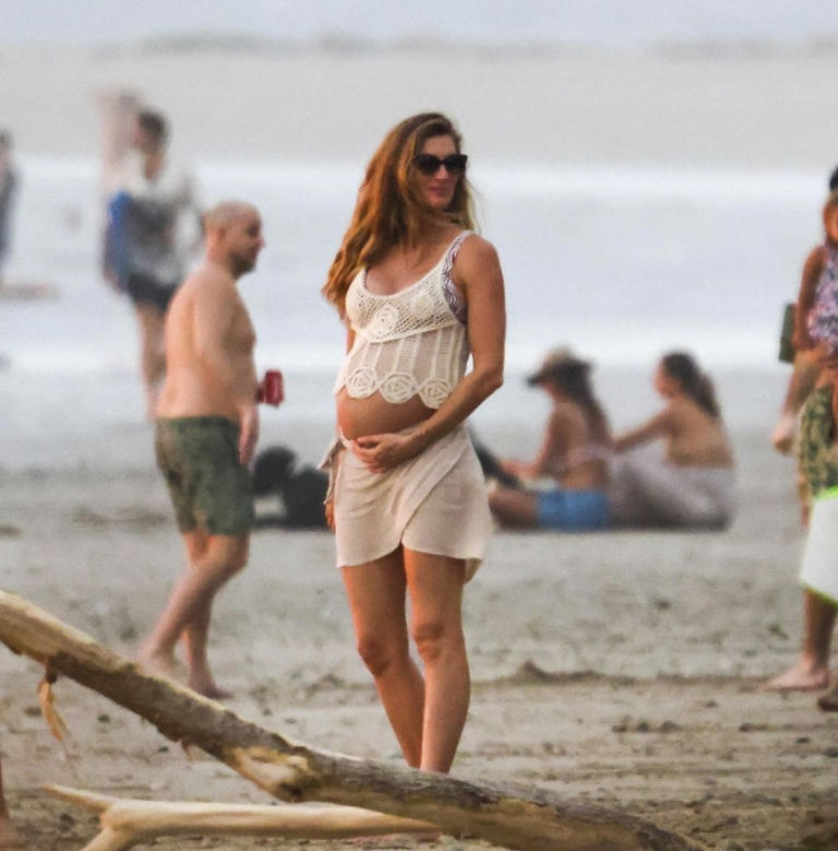 Gisele Bündchen presume feliz su pancita de embarazo a la orilla del mar