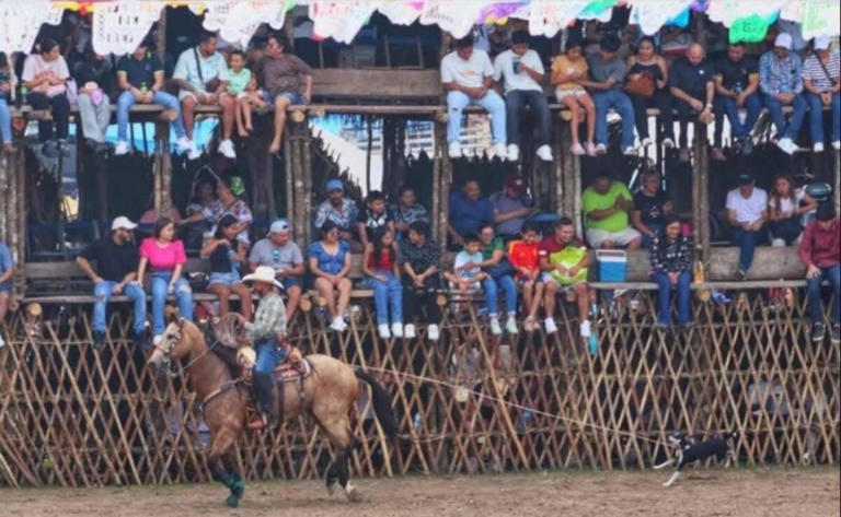 Maltrato animal en Feria de Yucatán; vaquero laza y arrastra a un perro en corrida de toros
