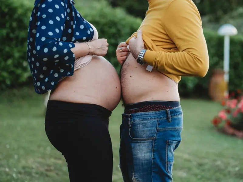 Hombres con antojos y náuseas durante el embarazo: ¿qué es el Síndrome de Couvade?