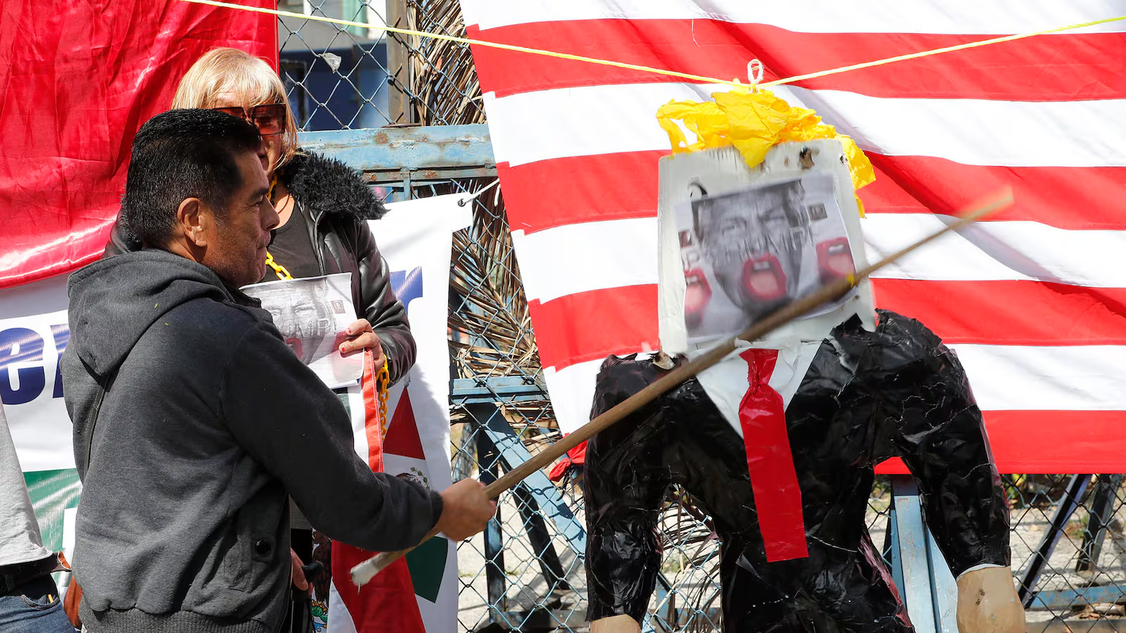 Queman piñata de Donald Trump en protesta frente a la embajada de EU