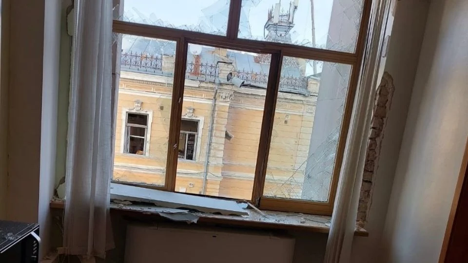 Ataque ruso con drones daña el Parlamento de Ucrania, ubicado a 50 metros de la oficina de Zelenski