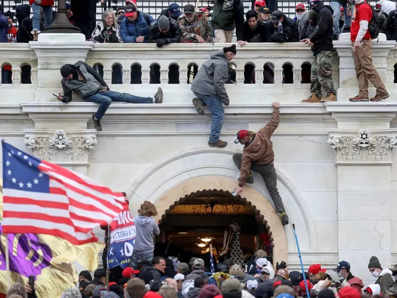 Trump da ‘carpetazo’ al Asalto al Capitolio; otorga a indultos a líderes extremistas