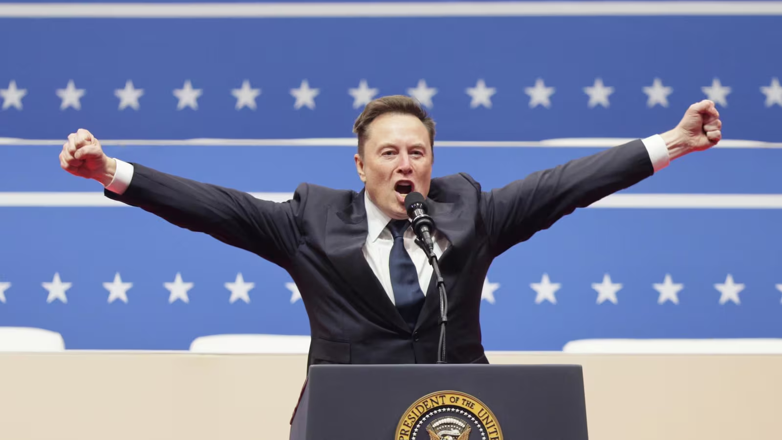 Elon Musk se burla de críticas luego de hacer un saludo nazi