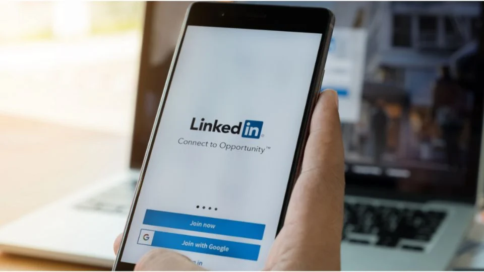 Usuarios demandan a LinkedIn por revelar datos personales para entrenar a modelos de inteligencia artificial
