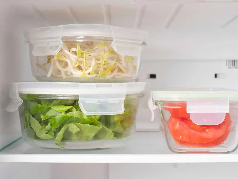 ¿Qué recipientes de plástico se pueden usar para guardar la comida en el refrigerador?