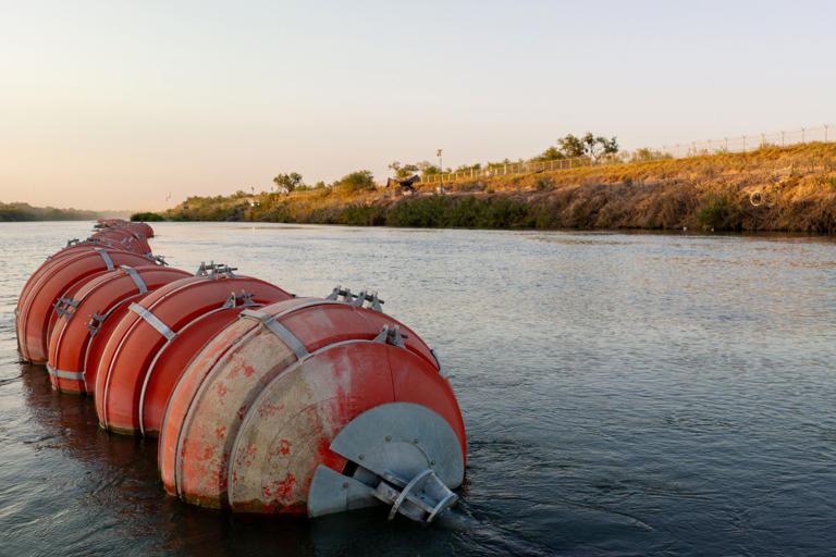 Muros en el agua: Texas instala boyas con hojas de sierra contra migrantes en Río Grande