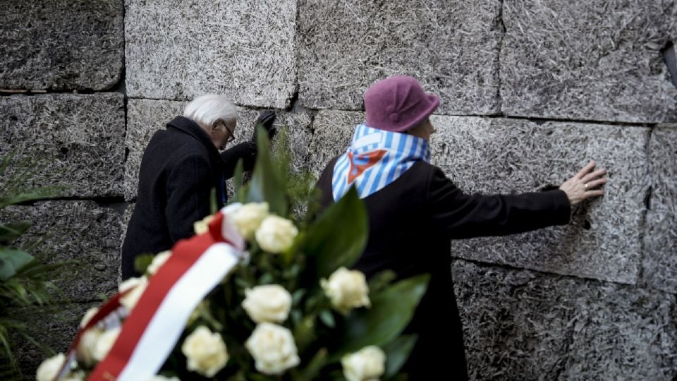 Sobrevivientes de Auschwitz visitan el campo de exterminio a 80 años de su liberación