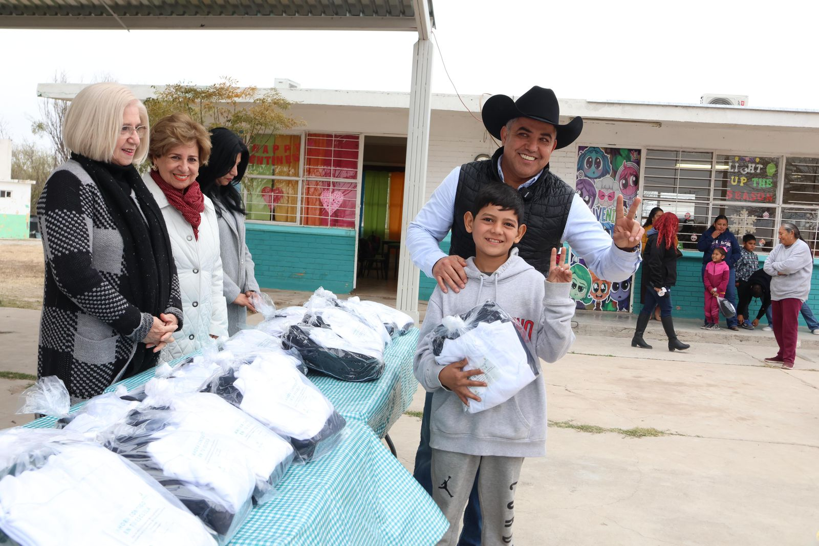 Entrega DIF Sabinas uniformes escolares de invierno en escuela rural