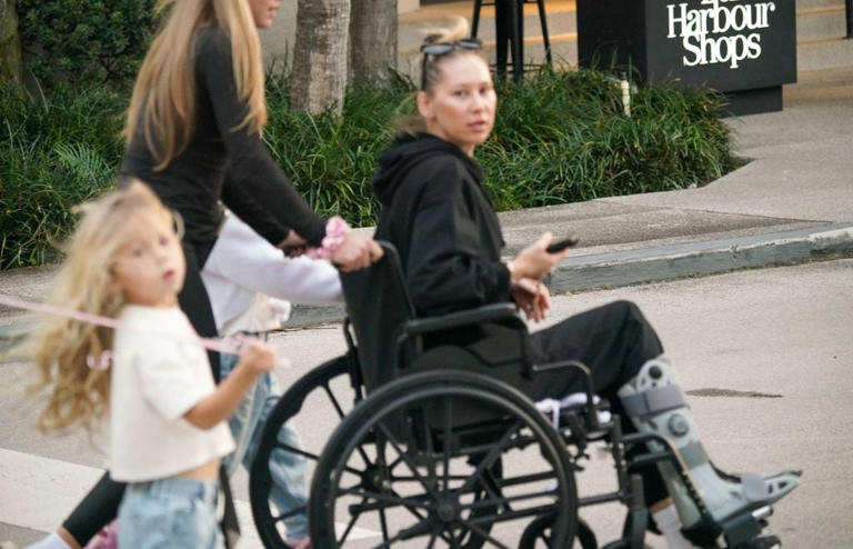 Anna Kournikova preocupa por su reciente aparición junto a sus hijos y en silla de ruedas