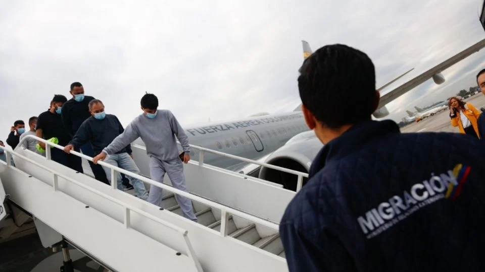 Petro anuncia la llegada de los primeros colombianos deportados de Estados Unidos: «Vienen sin estar esposados»